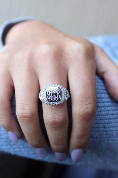 Engraved Monogram Ring Leia